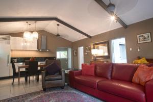 米申海滩Sealords的一间带红色沙发的客厅和一间厨房