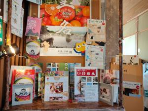 南关町Morita-ya Japanese style inn KingyoーVacation STAY 62437的墙上的书和标志的展示