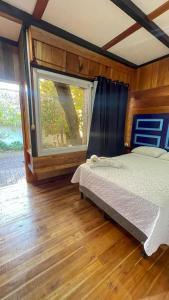 弗洛勒斯Mayan Spirit的一间卧室设有一张床和一个大窗户