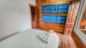 弗洛勒斯Mayan Spirit的一间卧室配有一张木墙床