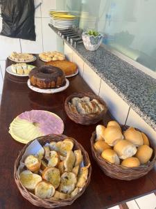 莫罗圣保罗Pousada Sol e Mar的一张桌子,上面有面包和糕点篮子