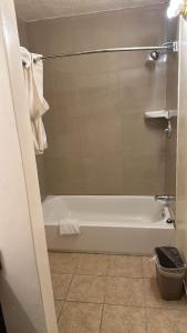 罗斯威尔Deluxe Inn Of Roswell的浴室配有白色浴缸和卫生间。
