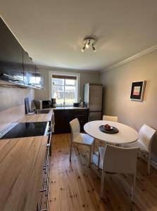 雷克雅未克Reykjavik Urban Escape 2-Bedroom Haven with Private Entrance的厨房配有桌子和桌椅