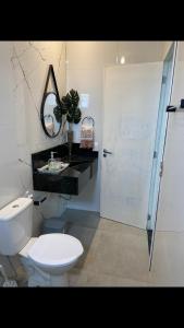 维索萨-杜塞阿拉Viçosa Flat的浴室配有白色卫生间和淋浴。