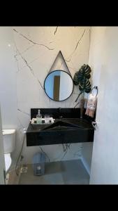 维索萨-杜塞阿拉Viçosa Flat的浴室设有水槽和墙上的镜子
