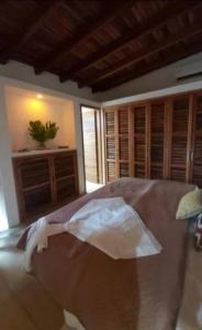 TucacasVILLA EN MORROCOY的一间卧室配有一张床和木制橱柜