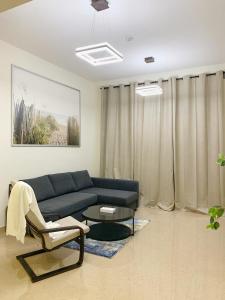 Spacious Condo near Dubai Butterfly Garden with Pool, King Bed, Gym, Wi-Fi的休息区