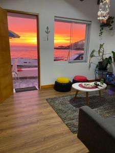 圣巴托洛BAHÍA SUR HOUSE - San Bartolo的享有日落海景的客厅