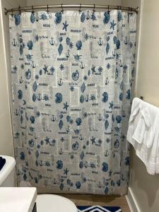 拿骚Ruby’s Place的浴室设有蓝色和白色的淋浴帘