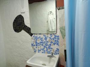 波哥大Casa-Arbol的一间带水槽和镜子的卫生间的浴室