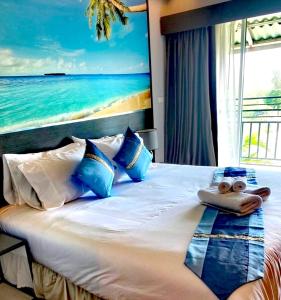 Ban Bo KhaemAD Resort Cha-am/Huahin by room951的一间卧室设有一张床,享有海景