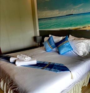 Ban Bo KhaemAD Resort Cha-am/Huahin by room951的一张带两条毛巾和枕头的床