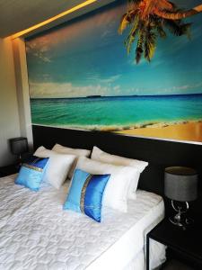 Ban Bo KhaemAD Resort Cha-am/Huahin by room951的一间卧室,上面画着海滩画