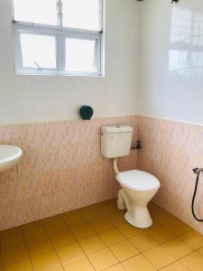 瓜拉丁加奴印丹海滩度假酒店的一间带卫生间和水槽的浴室