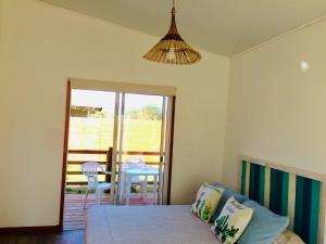 拉帕洛马Posada Agua Marina的一间卧室配有一张床,享有庭院的景色