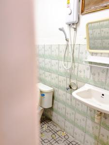 皮皮岛卢克斯旅馆的一间带卫生间和水槽的浴室