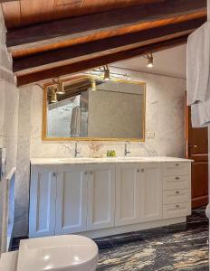 斯基亚索斯镇ClubOrsa Ourania's Mansion的浴室设有白色水槽和镜子