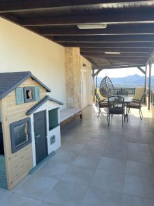 海若克利欧Creta Luxury Villas的庭院设有狗屋和桌椅