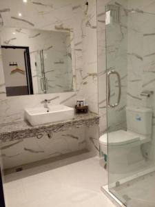 清莱清莱钻石公园度假酒店的一间带水槽、卫生间和镜子的浴室