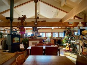 松本乗鞍高原の宿テンガロンハットB&BTengallonhat的一间房间,里面摆放着桌子和圣诞树
