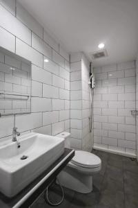 Ban Tha KhamNADPOB Station นัดพบสเตชั่น的白色的浴室设有卫生间和水槽。