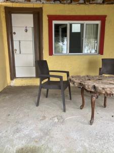İznikDe La Terrasse IZNIK的桌子和椅子坐在房子前面