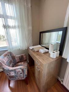 İznikDe La Terrasse IZNIK的客房设有带镜子和椅子的书桌