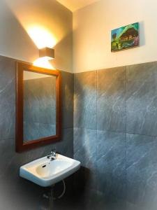 贡布竹制简易别墅度假村的一间带水槽和镜子的浴室