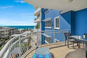 玛志洛麦可诺斯度假酒店的阳台拥有蓝色的建筑和海洋