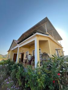 GhātgarhRaje Bhosale Farm的大型黄色房屋,设有大型屋顶