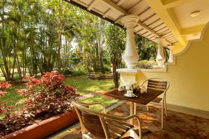 比纳里姆Fortune Resort Benaulim, Goa - Member ITC's Hotel Group的门廊配有桌椅和树木