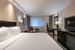 北京天伦松鹤大饭店的配有一张床和一台平面电视的酒店客房