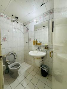 阿布扎比small room PM new location的一间带卫生间和水槽的浴室