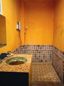 清莱六个自然度假酒店的一间带水槽和淋浴的浴室