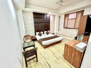 新德里The Tomar Hospitality的酒店客房配有一张床和浴缸。