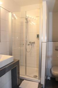 亨施泰特-乌尔茨堡维京酒店的带淋浴、水槽和卫生间的浴室
