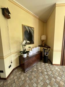 特雷莫西内斯皮纳里酒店的一间房间,墙上挂着一张桌子和一幅画