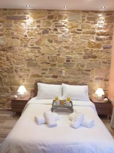 希俄斯CityZen Rooms Chios的卧室配有一张带两个枕头的大白色床