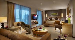 上海上海奥克伍德华庭酒店公寓的酒店客房设有床和客厅。
