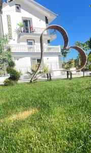 都拉斯VILA AARON的建筑前草上的雕塑