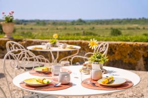 波尔蒂拉盖Domaine de Roque Haute的餐桌上放有食物盘子的桌子