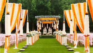 BelparāoVanya - Urban Villa and Resorts的一条带白色椅子的过道和橙色及白色的祭坛