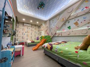 吉安圆芝泽民宿的一间儿童房,配有两张床和岩石墙