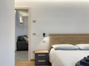卡里索洛Casa di Maggie 2的一间卧室配有一张床和一个沙发