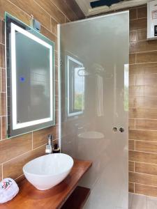 克里比SKY KENAKO HOTEL的浴室配有白色水槽和淋浴。