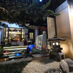 吉安圆芝泽民宿的一个带神社的日式花园和一间餐厅