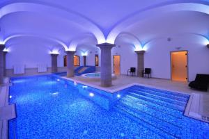 Klášter Hradiště nad Jizerou马利皮沃瓦尔酒店的一座大型游泳池,位于一座带大型泳池的建筑内