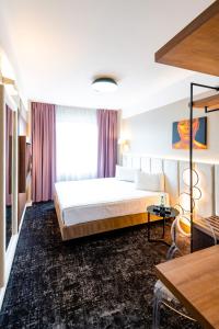特尔古穆列什商务酒店会议中心&Spa的酒店客房设有一张床和一个大窗户