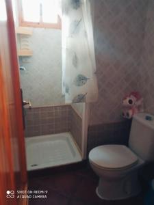 洛萨尔德拉韦拉Complejo Godoy的浴室配有卫生间、浴缸和水槽。