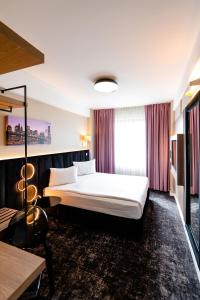 特尔古穆列什商务酒店会议中心&Spa的酒店客房设有床和窗户。